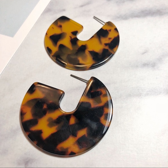 UO Style Dark Tortoise Hoop Earrings - Picture 4 of 5